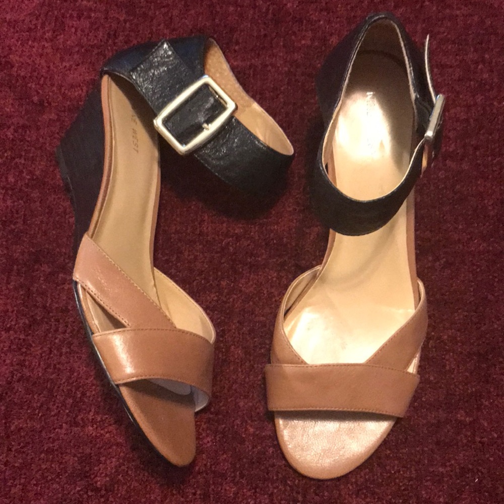 Nine West Tan & Black Leather Wedge Sandals Sz 8